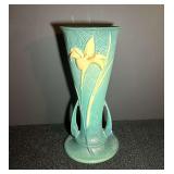 DR… Lovely vintage Roseville Pottery "Zephyr Lily" vase, see pictures for details.
