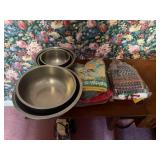 Mixing bowls and kitchen cloths/mitts