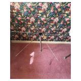 Collapsible clothes drying rack