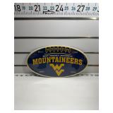 Mountaineers sign
