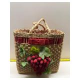 Vintage woven straw purse