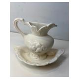 Camark wall vase, featuring a pitcher basin design