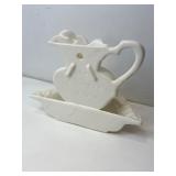 Camark wall vase, featuring a pitcher basin design