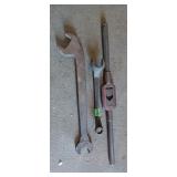 Tap handle 19', Ford motor wrench, antique wrench