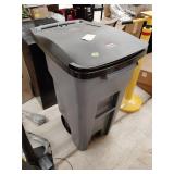 Rubbermaid rolling trash can 36' tall