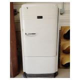 Hotpoint Refrigerator 27'x20.5'x57'