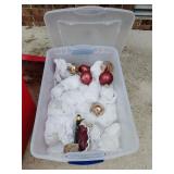 Tote with lid and Christmas ornaments