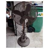 Harbor breeze pedestal fan works, 44' tall