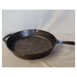 Lodge cast iron skillet 12'