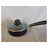 Skillet with egg poaching insert