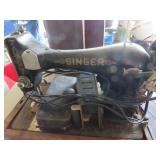 Singer Vintage Sewing Machine with Wooden Base
