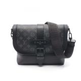 LV Saumur Messenger Black