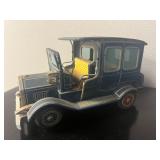 VINTAGE RARE BATTERY OPERATED OLD TIME TIN CAR