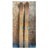 Vintage wooden skis (68 in)
