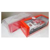 1:18 Coca Cola 1956 Chevy Bel Air & Display NIB