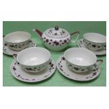 Wedgewood Queen's Ivory Cups, Saucers & Tea Pot