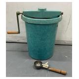 VNTAGE  ICE CREAM MAKER & SCOOP