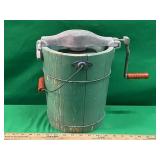 VINTAGE 4 QT ICE CREAM MAKER