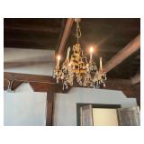 ANTIQUE ITALIAN TOLE CHANDELIER FROM THE 1950S FEATURING CRYSTAL DROPS AND A WROUGHT IRON FLORENTINE
