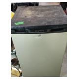 Frigidaire Dorm Size Refrigerator. 22x22x34'