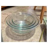 3 nesting PYREX BOWLS  2.5qt down to 1qt