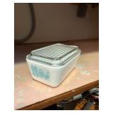 PYREX medium refrigerator dish with lid