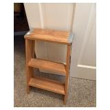 2 foot wood step ladder