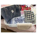 storage tote with lid & 22 total placemats
