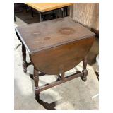 Drop Leaf table 29' x 22' with sides down