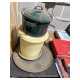 green speckled pot, pizza pans, tupperware