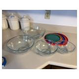 set of 4 pyrex bowls from 1qt to 4qt with lids
