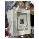 6 Photo Frames holds a 4x6' picture