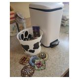 counter top compost bucket, tub of refrigerator