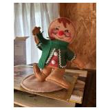 ANNALEE  gingerbread boy   garage