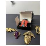 5 vintage brooches 1 set of matching earrings