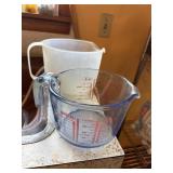 2 measuring cups, plastic and glass