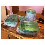 NEW  4 lock lid storage containers with lids