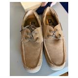 TANS mens size 9.5 shoes NEW   living room