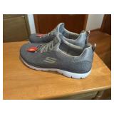 womens size 8.5W SKECHER'S slip on sneaks