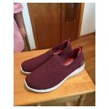 womens size 8.5W SKECHRS sneaks slip ons
