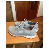 womens size 8.5W SKECHERS sneaks look new