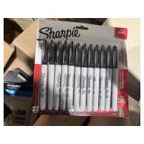 12 Sharpie fine tip markers
