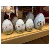 6 bluey eggs, 5 small candy/ stickers, 1 large wih