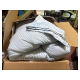 Laura Ashlew Full/Queen Blue floral comforter w/ 2