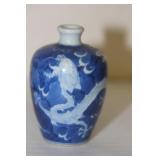 Dragon Motief Porcelain Snuff Bottle