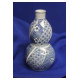 A Japanese Blue and White Gourd Shape Bottle