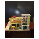 VINTAGE FISHER PRICE PARKING GARAGE