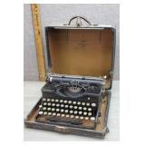 Vtg Royal Portable Typewriter in Case