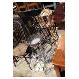 2 METAL PLANTER STANDS + 2 CANDLE HOLDERS