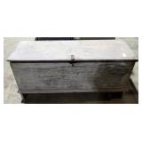 VINTAGE LATCHING TRUNK 49x23